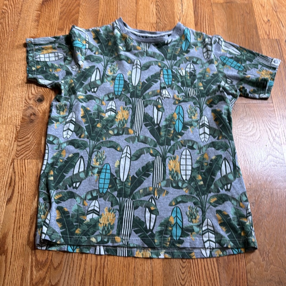 Free Planet palm leaf and surfboard pocket tee size small